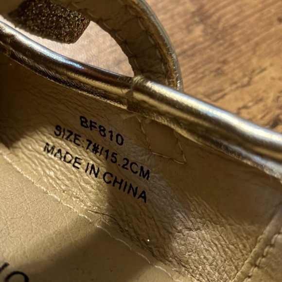 NWOT FELIX & FLORA girls size 7 gold sparkle dress shoes - Picture 4 of 4